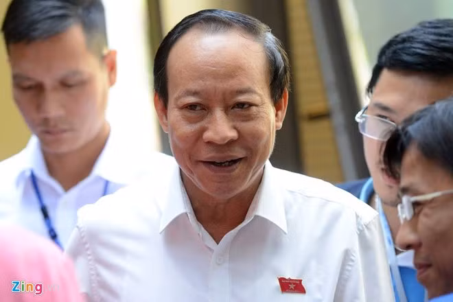 Thứ trưởng Bộ Công an Lê Quý Vương trao đổi với phóng viên bên hành lang Quốc hội sáng 4/11. Ảnh: Tiến Tuấn.