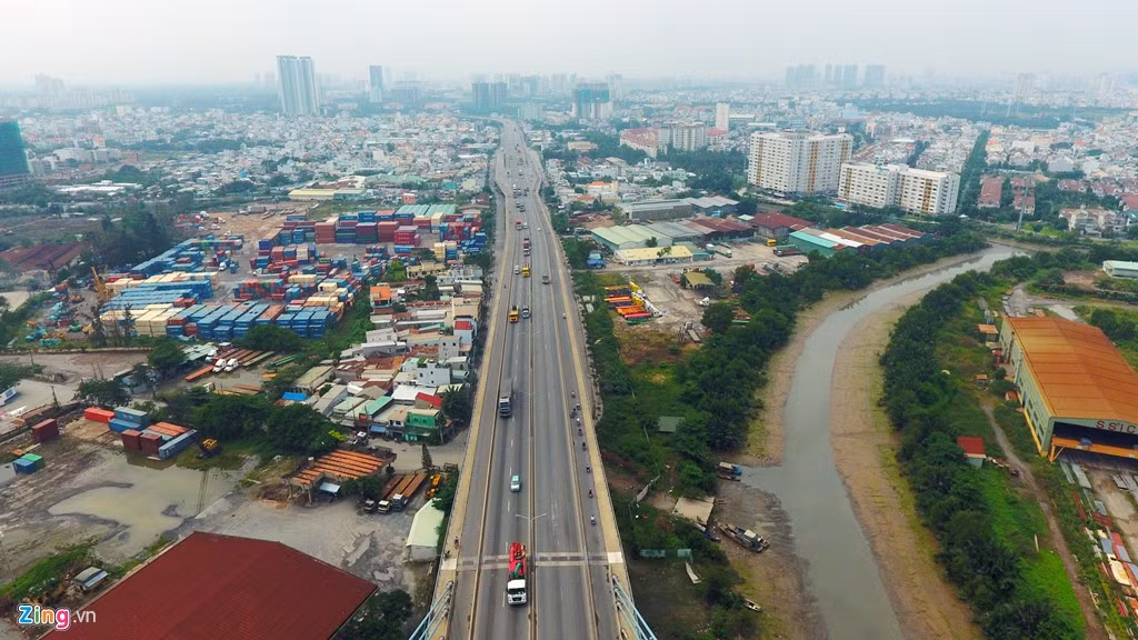 Đường dẫn lên cầu tại hướng quận 7. 