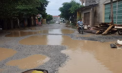 Tỉnh lộ 515 xuống cấp nghiêm trọng. Ảnh: Văn Thanh