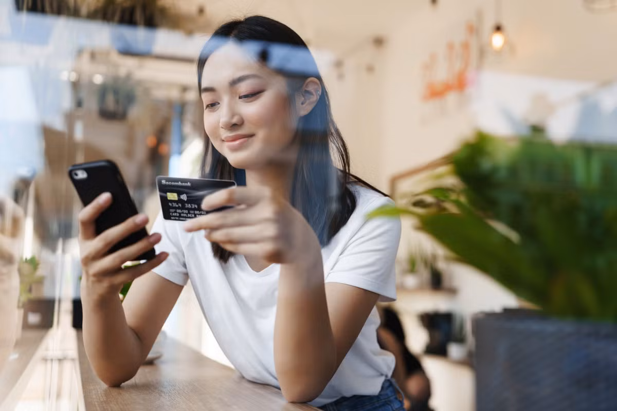 Sacombank Uu dai 8/3 Danh tang phai dep