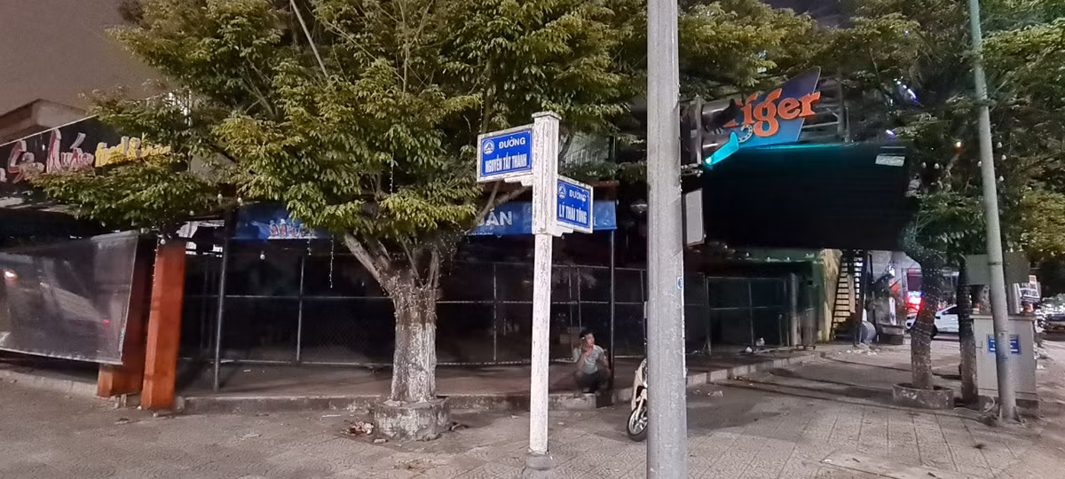 Góc ngã ba Lý Thái Tông - Nguyễn Tất Thành, một thời náo nhiệt, giờ chỉ còn mỗi bác xe ôm ngồi chờ khách.