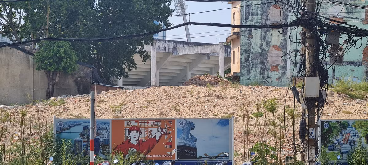 Dù đã được che chắn bằng hàng rào tạm nhưng núi rác xây dựng giữa trung tâm thành phố đã trở thành "điểm nhấn" bất đắc dĩ cho khu đất vàng đình đám một thời.
