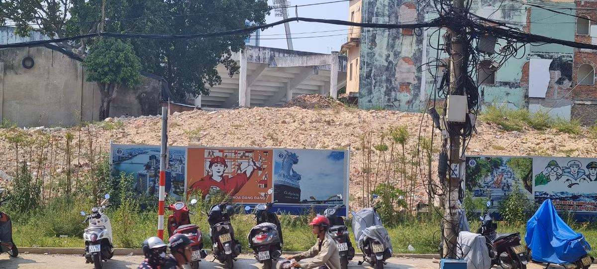 Khó có thể nhận ra đây là khu đất vàng quanh sân vận động Chi Lăng- nơi từng diễn ra các sự kiện văn hoá, thể thao lớn của TP. Đà Nẵng trong suốt hàng chục năm.