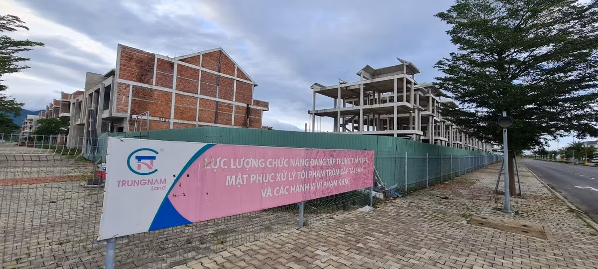 Từng được kỳ vọng là nơi an cư của giới tinh hoa, giờ chủ đầu tư phải đặt bảng thông báo nhằm "cảnh báo" tội phạm trộm cắp.