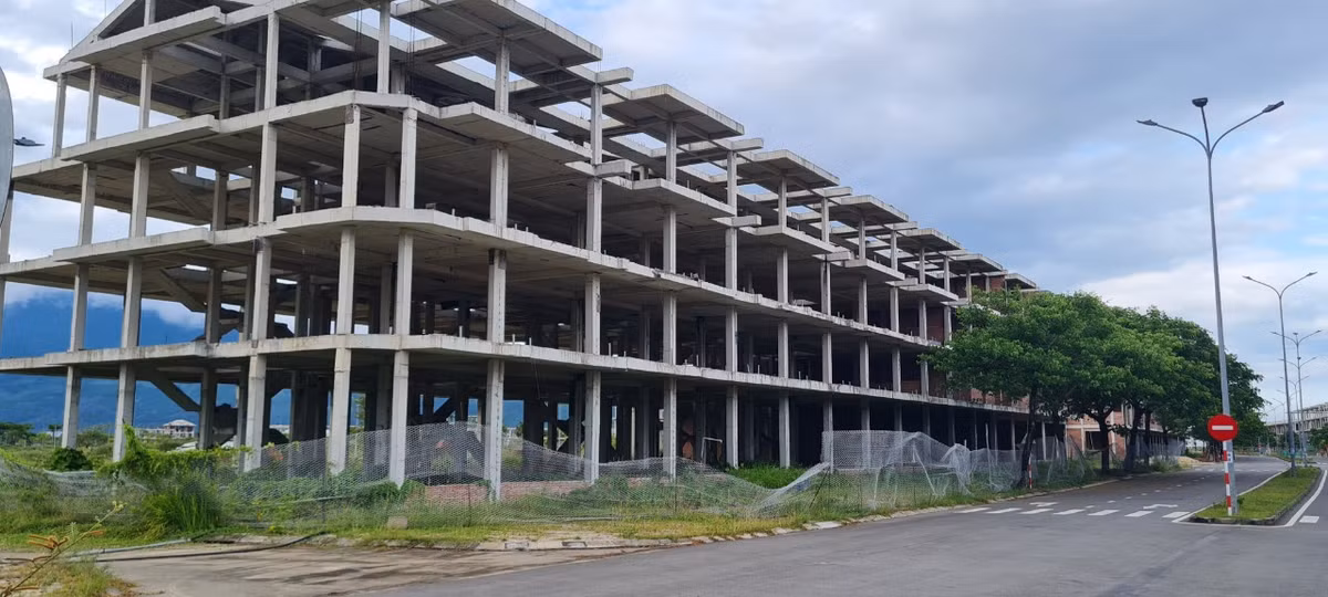 Dường như dự án hội tụ cả sông - núi - biển, ở vị trí đắc địa tại cửa ngõ phía Tây Bắc thành phố Đà Nẵng vẫn đang chìm trong "cơn bĩ cực" chưa từng có của thị trường bất động sản hiện nay.