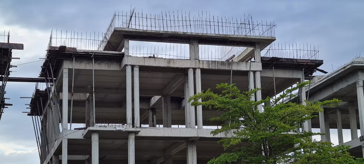 Những khung nhà 3 tầng nằm ở mặt tiền, sắt thép đã bắt đầu hoen gỉ, tường xi măng đã đổi màu theo thời gian.