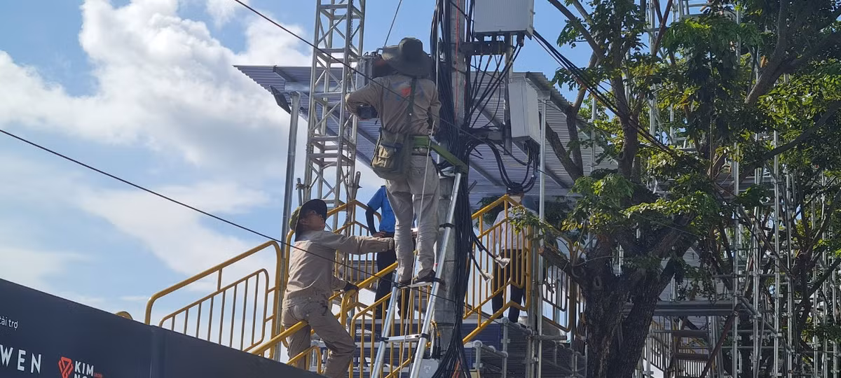 Kết cấu sân khấu được thi công một phần vươn ra sông và một phần đặt trên bờ nên công tác thiết kế, thi công đòi hỏi sự chính xác cao. Những ngày này, công tác chuẩn bị đang được gấp rút triển khai.