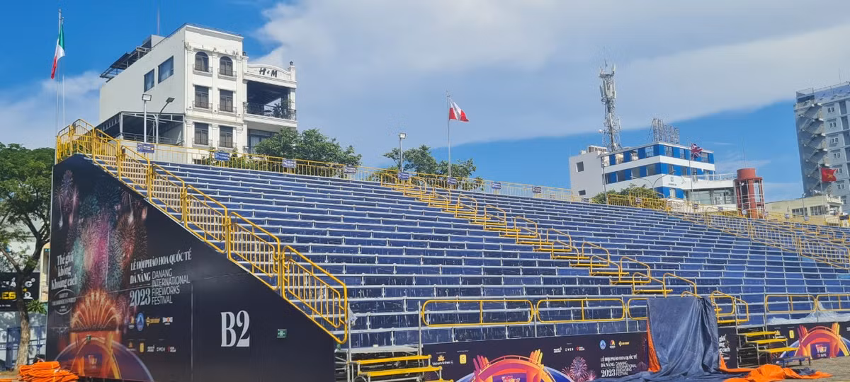 Khán đài Lễ hội Pháo hoa Quốc tế Đà Nẵng năm nay được chia làm 3 khu vực với tổng diện tích 9.500m2, bố trí hơn 5.000 chỗ ngồi.