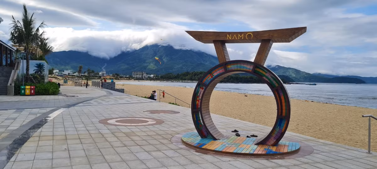  Bãi biển Nam Ô (quận Liên Chiểu, TP Đà Nẵng), một trong những bãi biển nổi tiếng nằm ở phía tây bắc của thành phố.