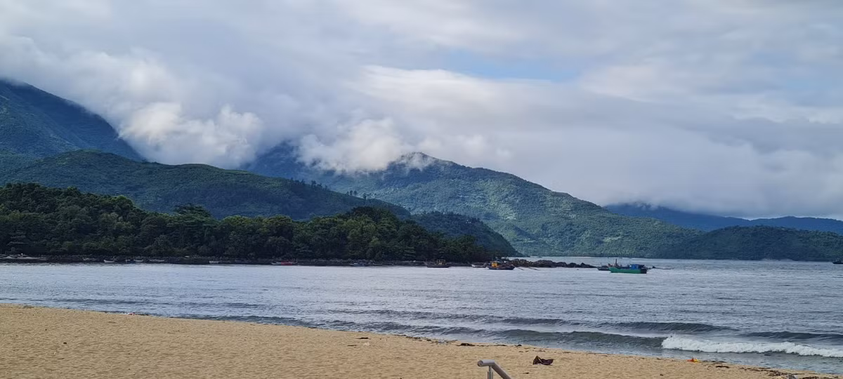 Từ đây có thể ngắm thật gần cung đèo Hải Vân - một trong những cung đèo mạo hiểm và đẹp nhất Việt Nam.
