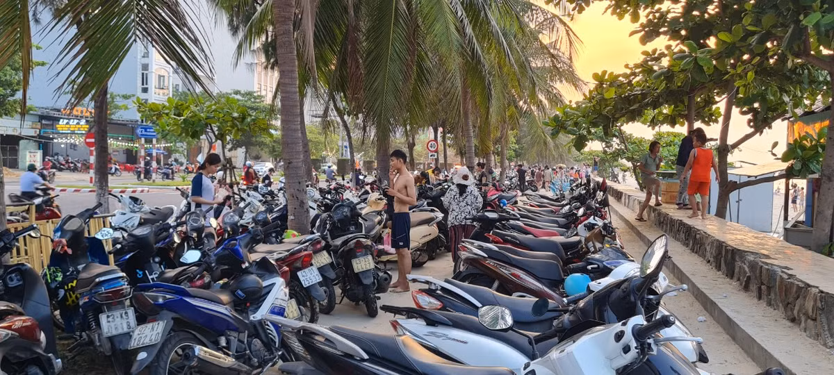 Khu vực vỉa hè gửi xe máy không còn một chỗ trống.
