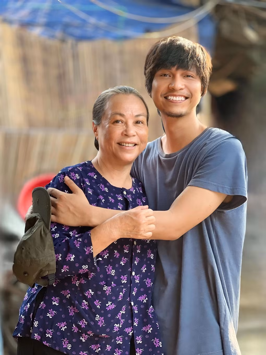 Theo diễn biến phim, Điền từng ăn trộm nhẫn vàng của bà Tình (NSƯT Thanh Quý) để lo cho mẹ ốm nặng ở nhà. Tuy nhiên, vì bản tính lương thiện, không muốn để bản thân cắn rứt lương tâm nên ở tập 13, Điền đã đem vàng trả bà Tình. Còn ở ngoài, đối với diễn viên Tô Dũng, "Thanh Quý là một tiền bối đáng kính" (Ảnh: Facebook nhân vật).