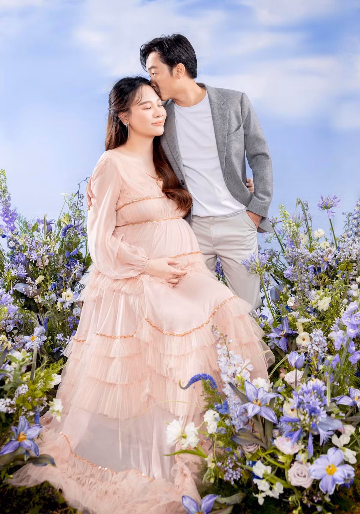 Mẹ bầu gây sốt vì nhan sắc mặn mà, vẻ ngoài khoẻ khoắn trong loạt ảnh khoe bụng vượt mặt