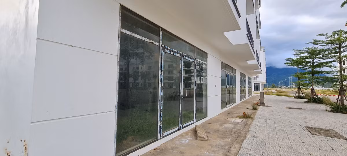 Một môi giới bất động sản khu vực này cho biết, rất khó để tìm được khách mua hoặc thuê các căn shophouse tại thời điểm này.