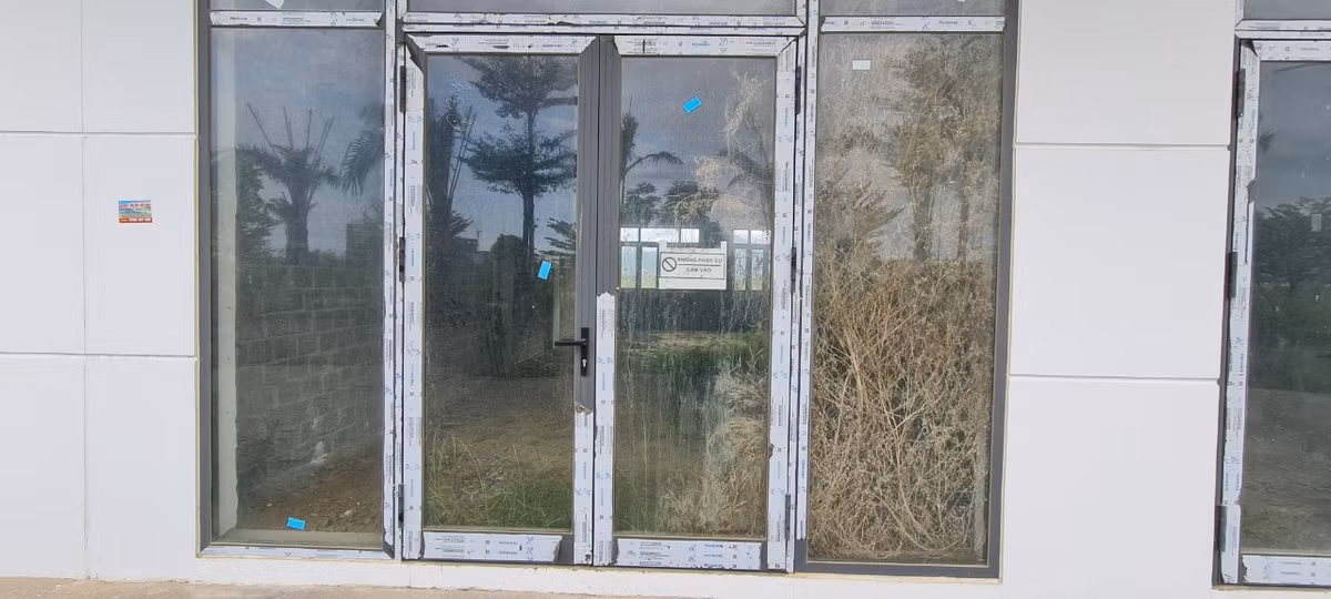 Thiếu nước, cây chết khô bên trong các căn shophouse quanh năm đóng cửa.