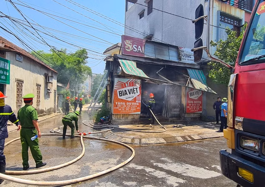 Đến 10h15 cùng ngày, đám cháy tại quán cháo gà đã được dập tắt hoàn toàn, không lan qua những ngôi nhà bên cạnh.