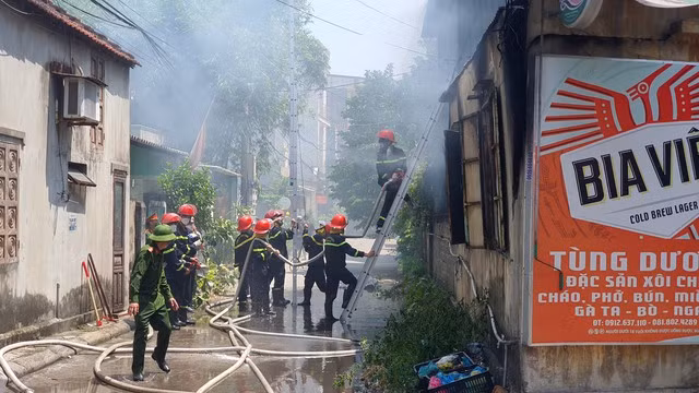 Theo thông tin ban đầu, sáng nay chủ quán có tới mở cửa để dọn dẹp. Đến khoảng 9h30, chủ quán đóng cửa để về nhà, đến gần 10h xuất hiện dấu hiệu có cháy.
