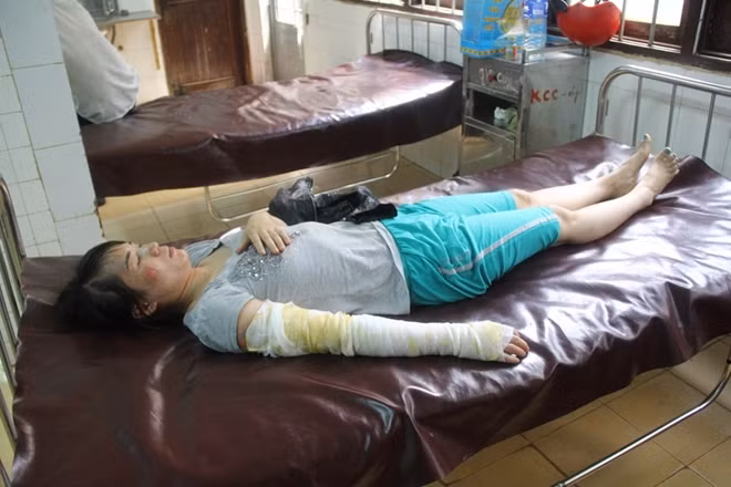 Doi am nuoc dang soi len dau vo vi tu y di lam dep