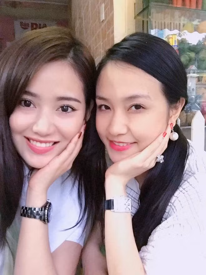 Cô cũng là bạn thân của vợ nam ca sĩ Tuấn Hưng. Hai người nhiều lần chia sẻ ảnh thân thiết trên trang cá nhân.