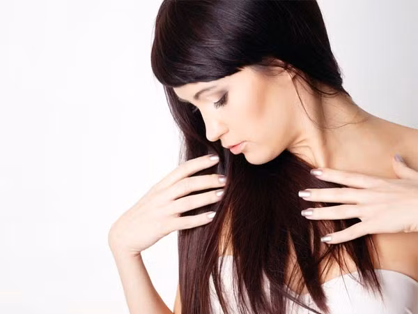 Điều trị rụng tóc. Nếu bạn đang bị rụng tóc hoặc bất kỳ vấn đề gì về da đầu, hãy chắc chắn rằng bạn mang theo phương pháp điều trị để bạn vẫn có thể chăm lo cho mái tóc của bạn ngay cả khi bạn đang trên đường đi.