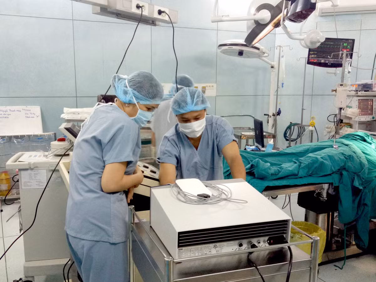 Ca ghép gan còn được sự hỗ trợ từ các giáo sư đến từ Vương Quốc Bỉ và các bác sĩ từ các bệnh viện khác trên địa bàn TP.HCM.