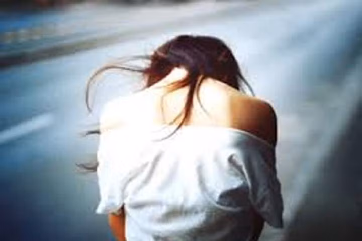 Làm mẹ quá trẻ, cơ thể chưa phát triển đầy đủ dẫn đến thiếu máu, thai kém phát triển dễ bị chết lưu hoặc trẻ thiếu cân, con suy dinh dưỡng cao. Số liệu liên quan cho thấy, tỉ lệ sinh ra những đứa trẻ bị dị tật bẩm sinh ở phụ nữ mang thai quá sớm cao hơn 50% so với người mẹ ở độ tuổi 24 – 28. Ảnh: Zing