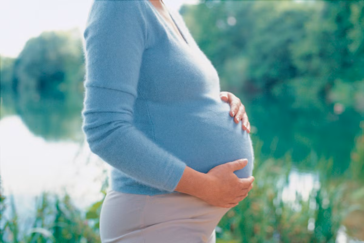 Dưới góc độ y khoa, khi mang thai cơ thể người phụ nữ có thể xảy ra biến đổi lớn, vì vậy đòi hỏi phụ nữ mang thai phải có một cơ thể khỏe mạnh, tinh thần dồi dào. Nếu không rất khó thích ứng trước những biến đổi khi mang thai. Ảnh: MarryBaby