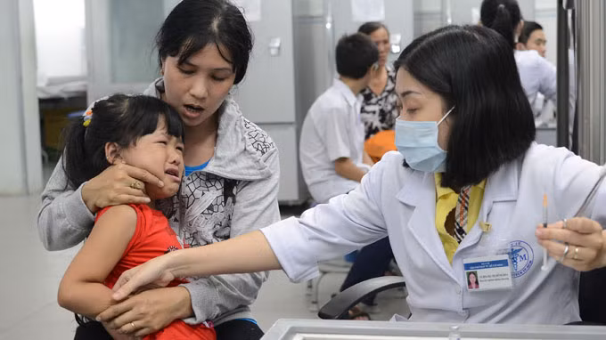 Do bệnh cảm cúm xảy ra quanh năm và ai cũng có thể lây cúm nên việc tiêm vắc-xin phòng bệnh là biện pháp hữu hiệu nhất, tốt nhất nên tiêm khi cơ thể khoẻ mạnh để cơ thể sinh kháng thể phòng chống cúm hiệu quả. Ảnh: GDVN