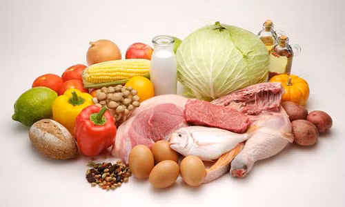 Để phòng chống cúm, bạn nên chú ý ăn uống đủ chất, cần tăng cường các loại rau xanh, củ quả vào thực đơn hằng ngày. Bổ sung dinh dưỡng và cân đối các nhóm dưỡng chất như: Tinh bột, chất đạm, chất béo và rau củ quả có chứa khoáng chất Selenium,vitamin C… để tăng cường sức đề kháng cho cơ thể. Ảnh: Marrybaby.