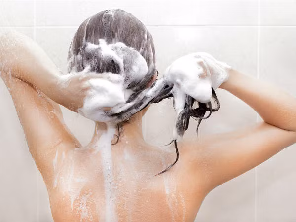 Dầu hội. Nếu dầu gội đầu của bạn có chứa các thành phần hóa học bắt đầu với từ "perfluoro ", tránh sử dụng nó, vì nó có thể gây ra các bệnh tuyến giáp. Ảnh: Boldsky