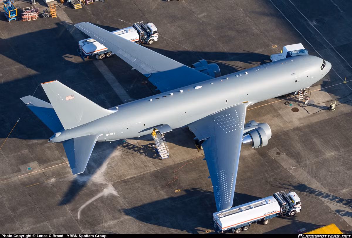 KC-46A Pegasus được Boeing phát triển trên cơ sở máy bay chở khách Boeing 767, dài 50,5m, sải cánh 48,1m, cao 15,9m, trọng lượng cất cánh tối đa 188 tấn. Máy bay được trang bị hai động cơ turbofan PW4062 cho tốc độ bay tối đa 1.046km/h, tầm bay 12.200km, trần bay đến 12,2km.