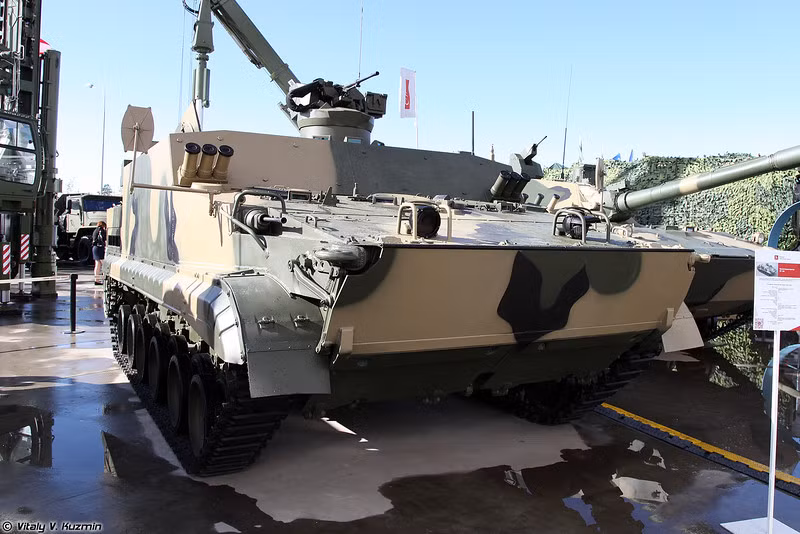 …Xe bọc thép chở quân BT-3F.