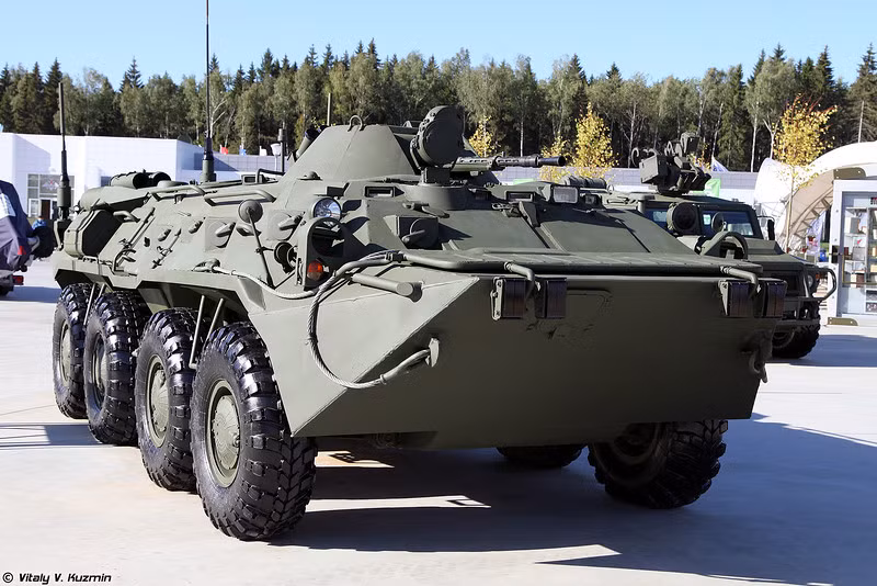 Xe bọc thép chở quân BTR-80 thế hệ cũ nước Nga còn rất nhiều trong các kho lưu trữ.