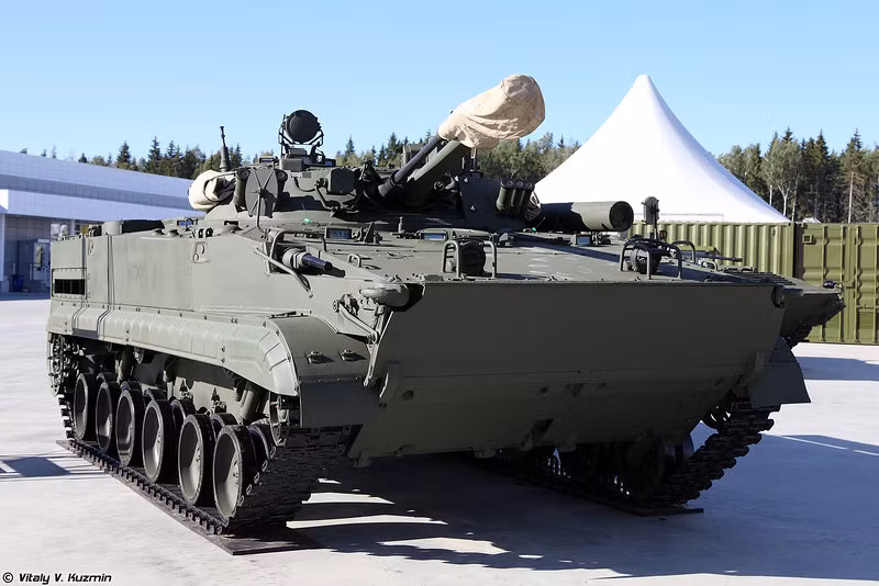 Đương nhiên, tại Army-2016 sẽ không thể thiếu dòng xe chiến đấu bộ binh BMP-3 đang khá đắt hàng trên thế giới. Đây hiện được xem là mẫu xe chiến đấu bộ binh mạnh nhất thế giới hiện nay. TASS từng đưa tin rằng, Việt Nam đang quan tâm tới việc mua sắm BMP-3 để thay thế tăng lội nước PT-76B.