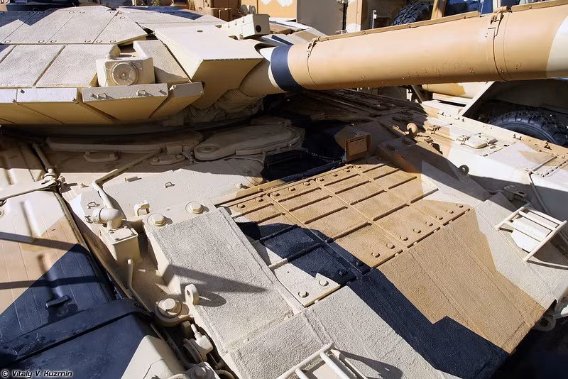 Ngoài hệ thống phòng vệ chủ động Shtora-1 (thiếu đèn hồng ngoại), xe tăng T-90MS còn được bổ sung hệ thống cảnh báo sớm nhờ việc lắp đặt thiết bị cảm biến xung quanh tháp pháo, cho phép báo động khi xe bị ngắm bắn bởi các loại vũ khí dẫn đường bằng tia laser. Thực tế chiến trường Syria cho thấy, các đèn hồng ngoại Shtora của T-90A bố trí hai bên súng chính rất dễ bị phá hỏng.