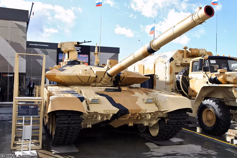 Trong đó, giáp phản ứng nổ của T-90MS được cho là tốt hơn hẳn loại Kontakt-V đang trang bị trên các xe tăng T-90A/S cũng như phiên bản nâng cấp của T-72 (như T-72B3). Cụ thể, đó là giáp phản ứng nổ “Relikt” được thiết kế bởi tổ hợp NII Stali OKR "Kactus” và "Relikt” với các mảnh giáp nổ loại 4S23. Giáp Relikt được đánh giá là có khả năng hấp thụ gần như hầu hết động năng của các tên lửa chống tăng một khi chúng tiếp xúc hay phát nổ trên lớp giáp này.