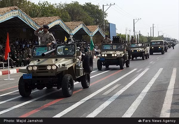 Xe jeep kiểu Iran mang bệ phóng tên lửa chống Toophan - sao chép mẫu TOW của Mỹ, tầm bắn khoảng 3,85km, dùng hệ dẫn đường laser với dây dẫn, sức xuyên giáp thép RHA ước tính 900mm sau ERA.