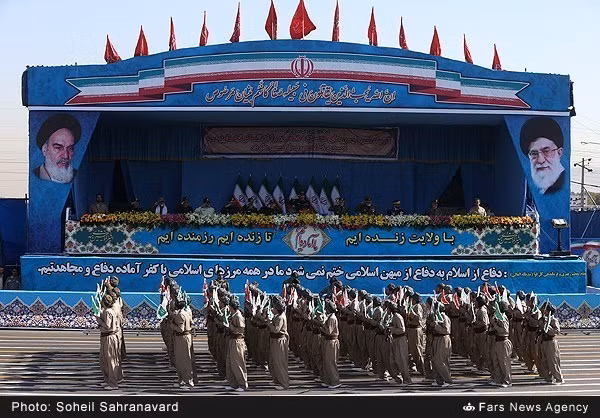 Cũng như các lần duyệt binh trước, duyệt binh năm 2016 của Quân đội Iran huy động một lượng lớn binh sĩ tinh nhuệ cùng hàng chục đơn vị vũ khí hiện đại do nước này tự sản xuất cũng như nhập khẩu.