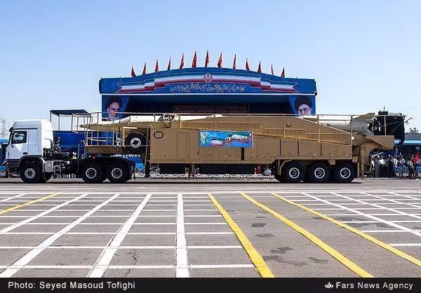 Bệ phóng tên lửa đạn đạo tầm trung do Iran phát triển, không rõ nó thuộc phiên bản Shahab hay Sejjil, Emad. Tuy nhiên, các loại tên lửa đạn đạo tầm xa mà Iran chế tạo đa số theo mẫu Scud của Liên Xộ được "độ" thêm kích thước.