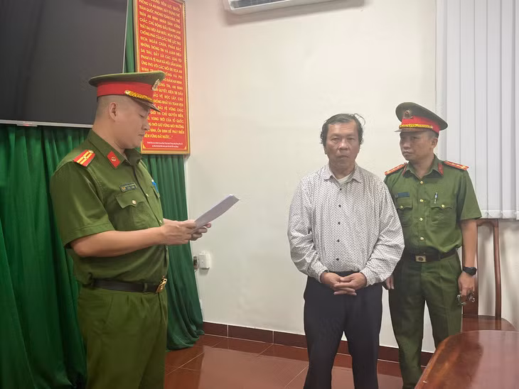 Cơ quan CSĐT Công an TPHCM cũng đã khởi tố bị can, bắt tạm giam đối với luật sư Trần Văn Sỹ về tội Lợi dụng các quyền tự do dân chủ xâm phạm lợi ích của Nhà nước, quyền, lợi ích hợp pháp của tổ chức, cá nhân, theo Điều 331 Bộ luật hình sự năm 2015. Ông Trần Văn Sỹ có đăng tải hình ảnh, nội dung chưa được kiểm chứng, những thông tin thuộc bí mật cá nhân, đời sống riêng tư. Các nội dung đăng tải thu hút nhiều người xem, bình luận, ảnh hưởng xấu đến an ninh trật tự... 