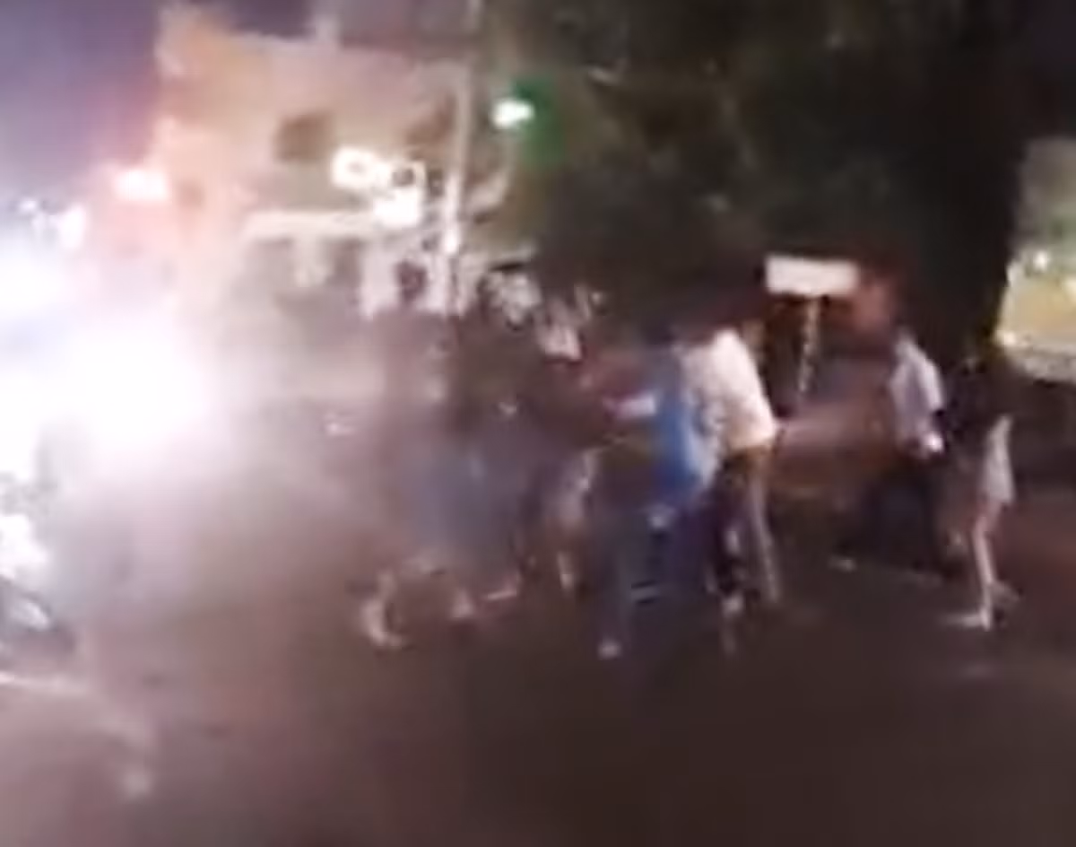 Trước đó, khoảng 16h30 ngày 5/2, nhóm của Minh mâu thuẫn với người đi đường trong khi tham gia giao thông. Khi đó, Nguyễn Văn Hoạt (SN 1988) ở gần đó tiến lại gần chửi bới rồi đấm đá Nguyễn Văn Dũng. Nhóm Dũng đã gọi Nguyễn Văn Hiến, Nguyễn Hồng Đoan, Hà, Minh nhặt viên gạch ở đường rồi cả nhóm xông vào đánh Hoạt. Hoạt về nhà lấy 1 thanh kiếm đánh nhau với nhóm của Minh. Hậu quả, cả hai nhóm đều có người bị thương được sơ cứu, điều trị tại bệnh viện. (Ảnh minh họa)