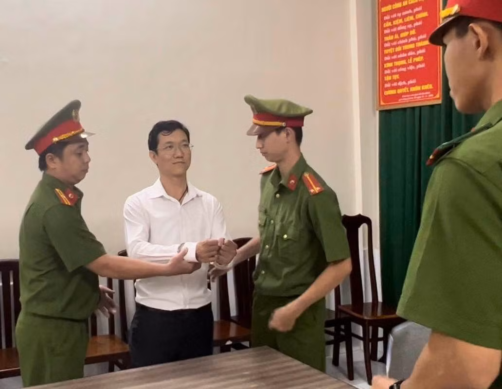 Cơ quan Cảnh sát điều tra - Công an TPHCM xác định Đặng Anh Quân đã trực tiếp tham gia nhiều buổi livestream cùng bị can Nguyễn Phương Hằng. Trong các buổi livestream này, Đặng Anh Quân đã phát ngôn, bình luận, cùng tương tác với Nguyễn Phương Hằng về những nội dung xúc phạm nghiêm trọng danh dự, uy tín, nhân phẩm của nhiều cá nhân.
