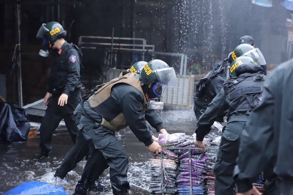Lực lượng cảnh sát giúp người dân di chuyển hàng hóa. (Ảnh: Đàm Thanh)