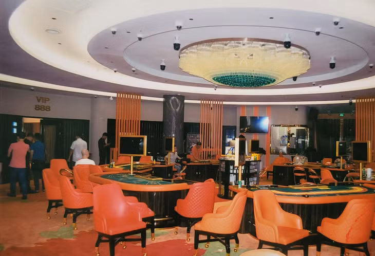Để tham gia đánh bạc, người chơi phải mua "chip" bằng tiền USD với tỉ lệ 1:1 hoặc mua bằng tiền Việt với tỉ lệ 24.500đ/USD. Sau đó sẽ đặt cược tại các bàn đánh bạc và đổi ngược lại sang tiền mặt khi kết thúc. Tại thời điểm bắt quả tang, toàn bộ số "chip" thu giữ được quy đổi khoảng 106 tỷ đồng.