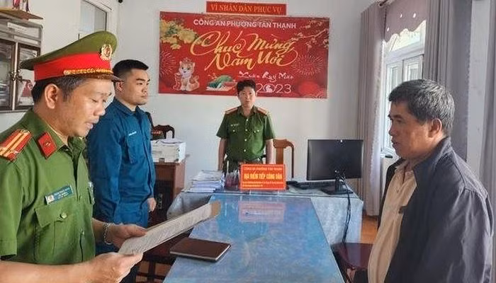  Vụ chìm tàu làm 17 người tử vong tại biển Quảng Nam: Ngày 7/2/2023, Cơ quan CSĐT Công an tỉnh Quảng Nam đã ra quyết định khởi tố bị can, lệnh bắt tạm giam đối với Lê Sen (SN 1970, Quảng Nam) - thuyền trưởng trong vụ chìm tàu du lịch khiến 17 người tử vong về tội “Vi phạm quy định về điều khiển phương tiện giao thông đường thủy”.