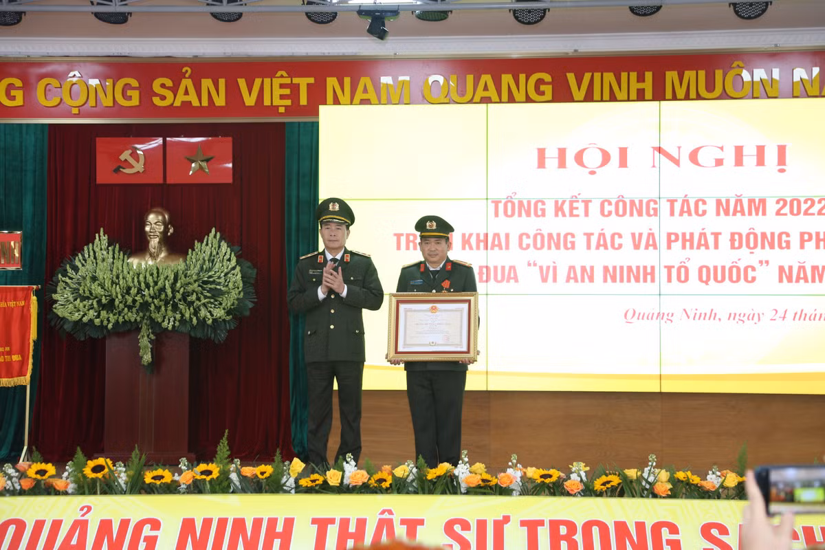 Trước đó, ngày 24/12/2022, tại hội nghị tổng kết công tác năm 2022, triển khai công tác và phát động phong trào thi đua "Vì an ninh Tổ quốc" năm 2023 của Công an tỉnh Quảng Ninh, ông Đinh Văn Nơi được trao tặng Huân chương Chiến công hạng Nhì của Chủ tịch nước.