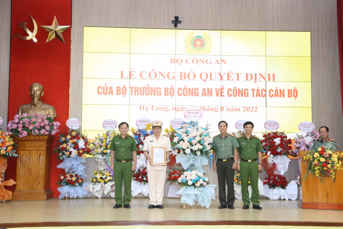 Phát biểu tại lễ trao quyết định giữ chức vụ Giám đốc Công an tỉnh Quảng Ninh ngày 31/8/2022, ông Đinh Văn Nơi nguyện tiếp tục phấn đấu vươn lên, không ngừng học tập, rèn luyện, nâng cao phẩm chất, đạo đức cách mạng, bản lĩnh chính trị, năng lực công tác, đoàn kết nội bộ, phát huy trí tuệ tập thể, kế thừa thành tích, kết quả và truyền thống quý báu mà nhiều thế hệ Công an tỉnh Quảng Ninh vun trồng, xây dựng qua các giai đoạn trong nhiều năm qua.