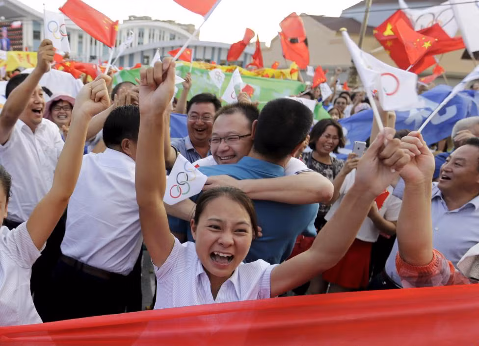 Mọi người vui mừng sau tin Bắc Kinh được chọn là chủ nhà Olympic 2022.