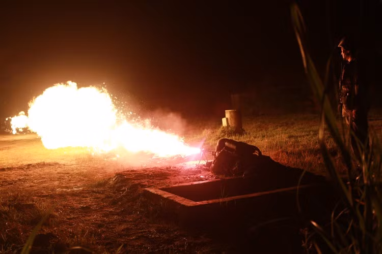 Các hiệp ước về vũ khí và chiến tranh xếp súng phun lửa vào loại vũ khí "napalm". Điều này đồng nghĩa với việc súng phun lửa ngày nay bị cấm sử dụng trong các khu vực đông dân cư giống như bom napalm vậy. Nguồn ảnh: Medium.