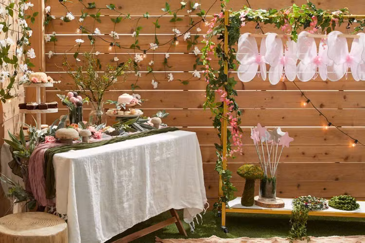 Cắt một miếng gốc cây mỏng để làm đĩa gỗ sẽ thêm điểm nhấn cho buổi tiệc theo chủ đề rừng, thiên nhiên...